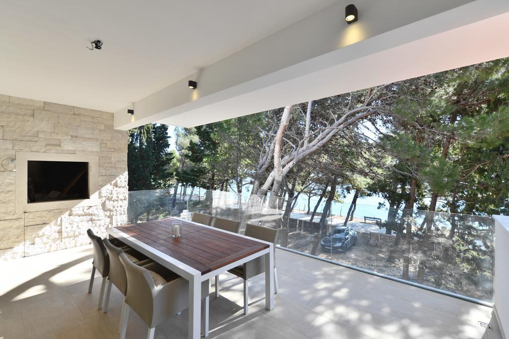 Chiponsky One - 5 Star Beachfront Property Bol Kültér fotó
