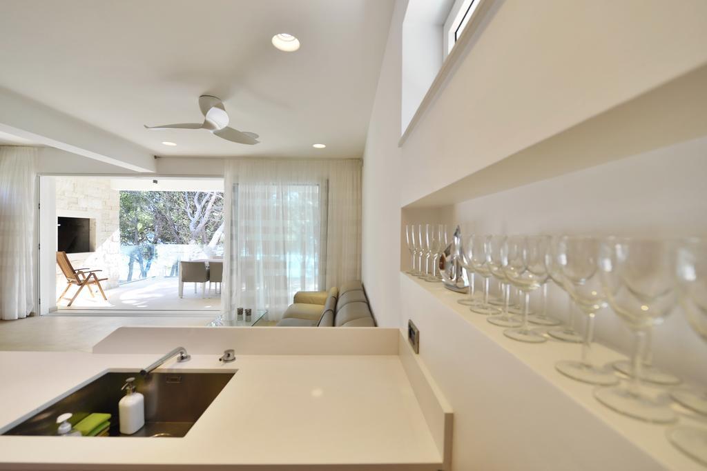 Chiponsky One - 5 Star Beachfront Property Bol Kültér fotó