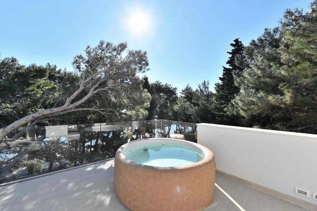 Chiponsky One - 5 Star Beachfront Property Bol Kültér fotó