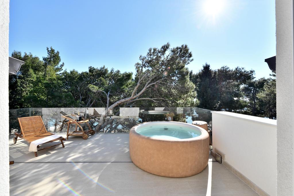 Chiponsky One - 5 Star Beachfront Property Bol Kültér fotó