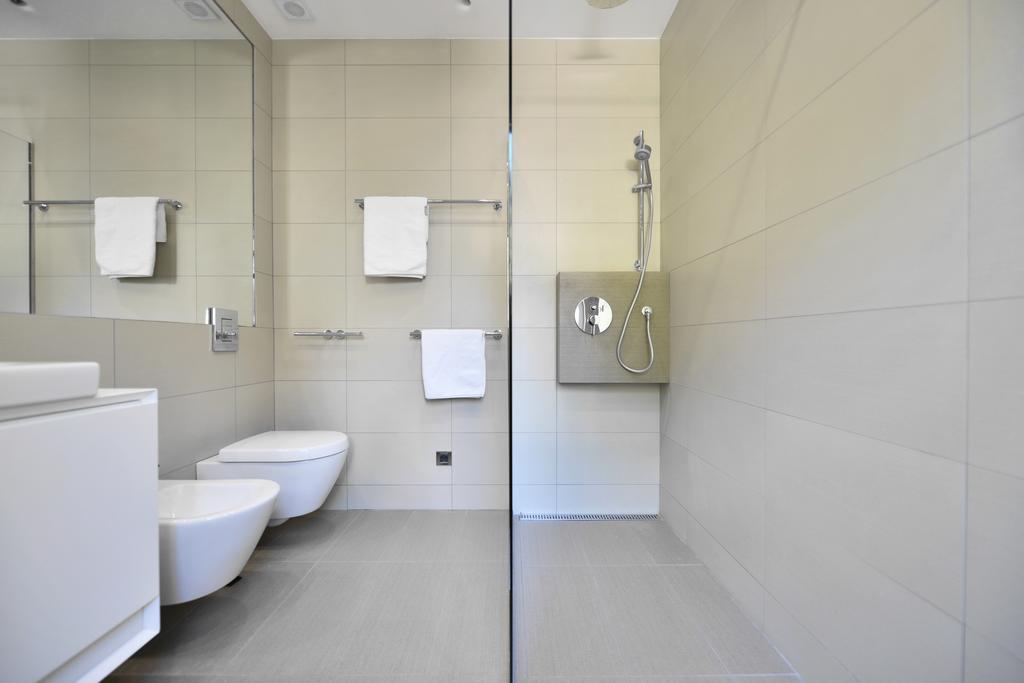 Chiponsky One - 5 Star Beachfront Property Bol Kültér fotó