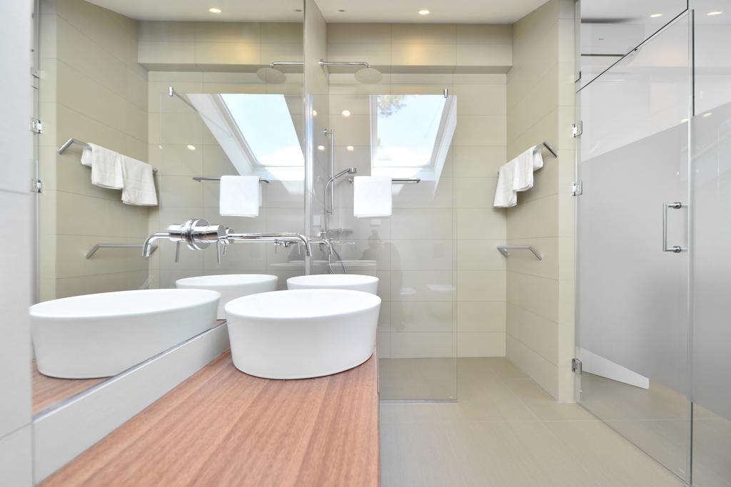 Chiponsky One - 5 Star Beachfront Property Bol Kültér fotó